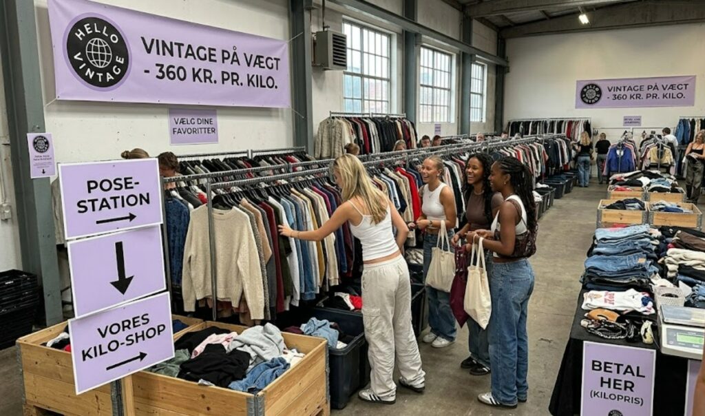 billede af vores vintage tøj butik marked