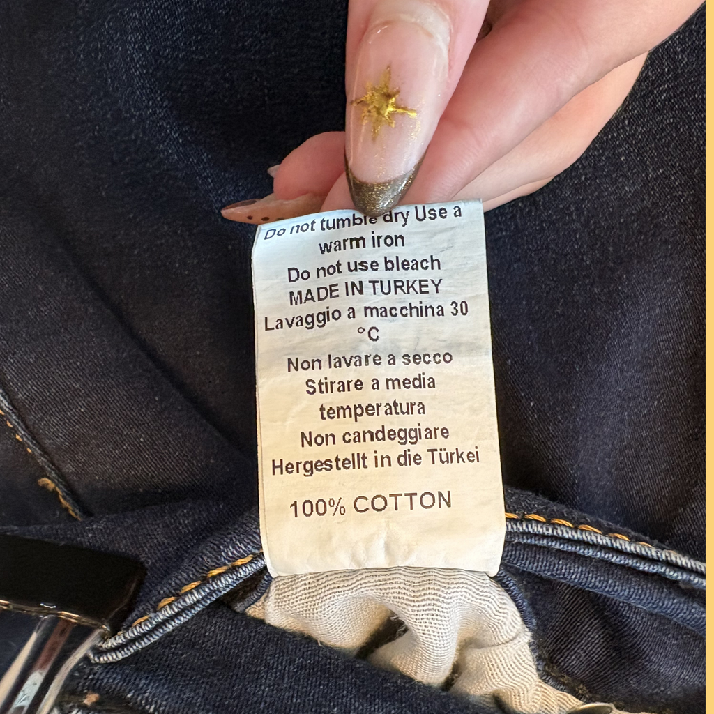 2000-2010'erne Mørkeblå Indigo Jeans med Hermès-inspirerede Detaljer og Guldfarvet Metalknap, Tilstand- Vintage Guld