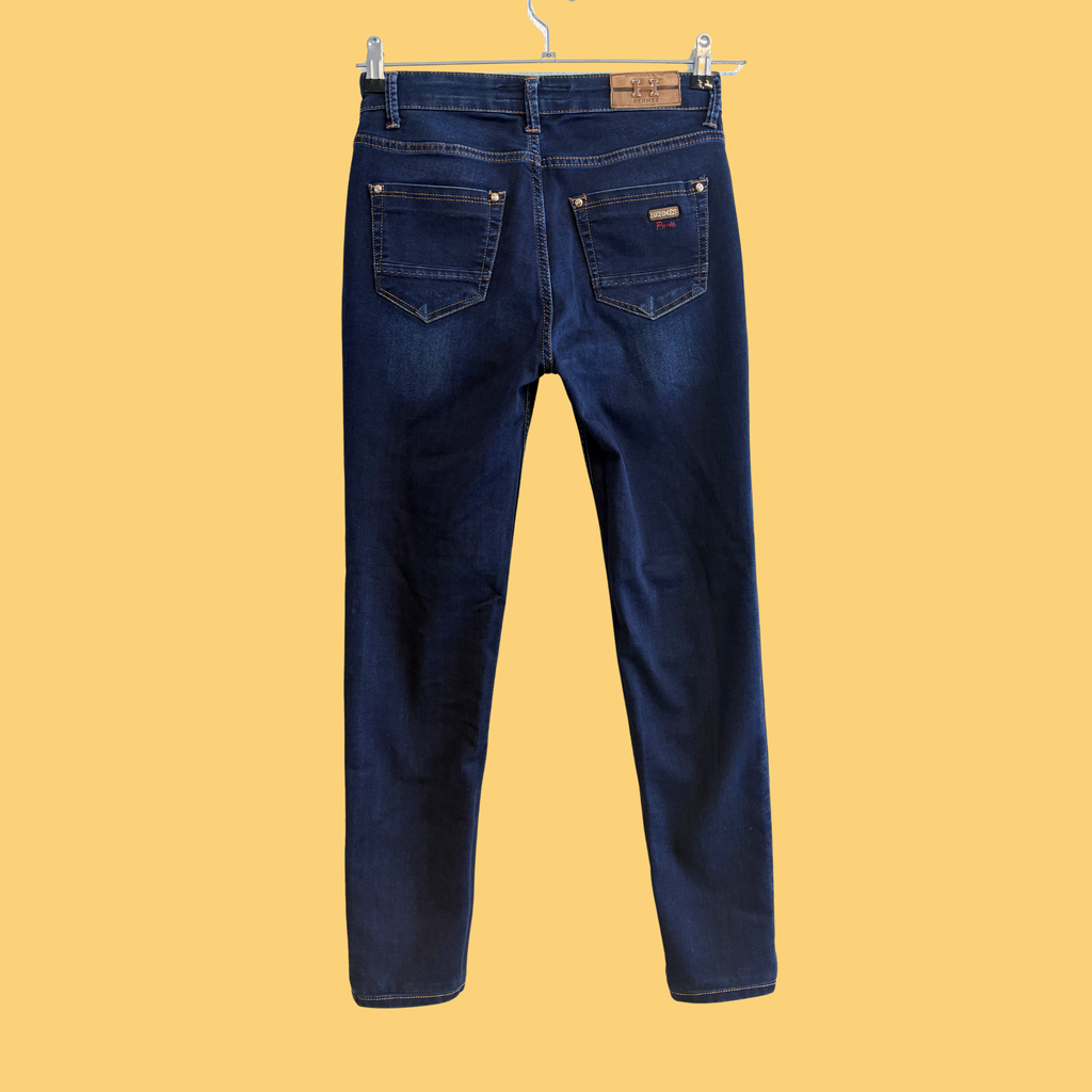 2000-2010'erne Mørkeblå Indigo Jeans med Hermès-inspirerede Detaljer og Guldfarvet Metalknap, Tilstand- Vintage Guld