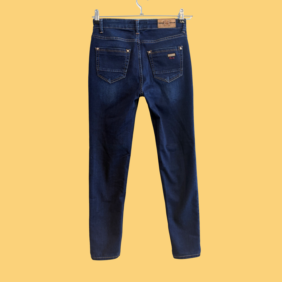2000-2010'erne Mørkeblå Indigo Jeans med Hermès-inspirerede Detaljer og Guldfarvet Metalknap, Tilstand- Vintage Guld