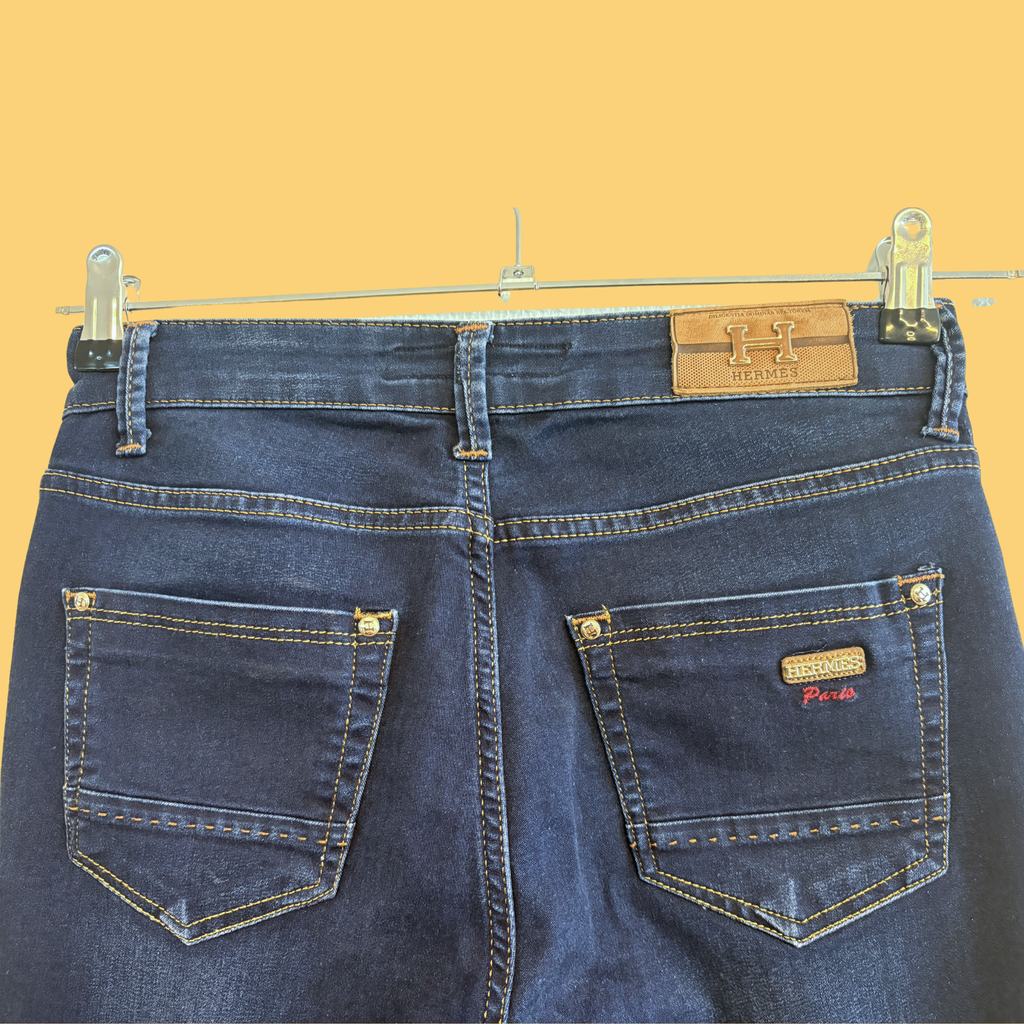2000-2010'erne Mørkeblå Indigo Jeans med Hermès-inspirerede Detaljer og Guldfarvet Metalknap, Tilstand- Vintage Guld