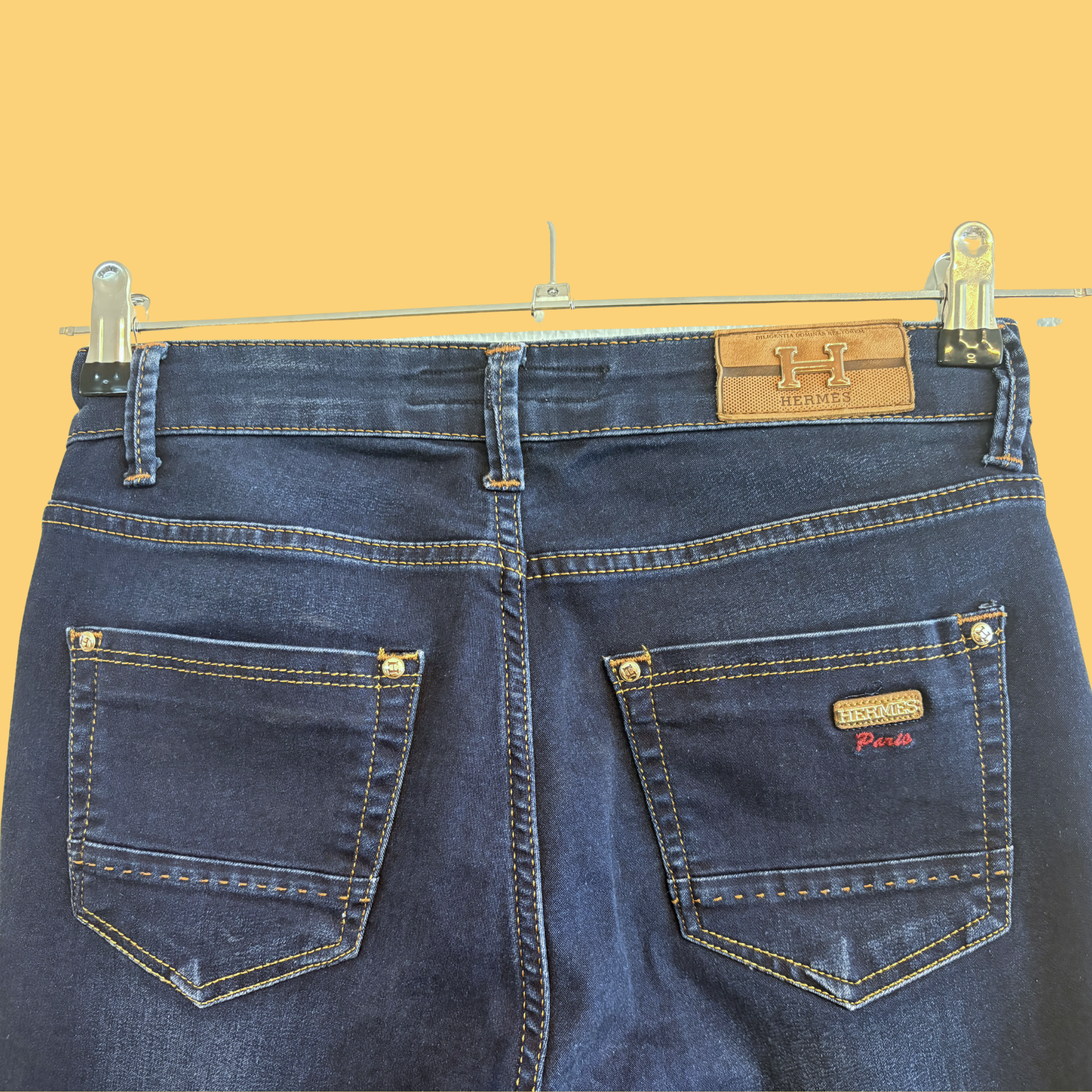 2000-2010'erne Mørkeblå Indigo Jeans med Hermès-inspirerede Detaljer og Guldfarvet Metalknap, Tilstand- Vintage Guld