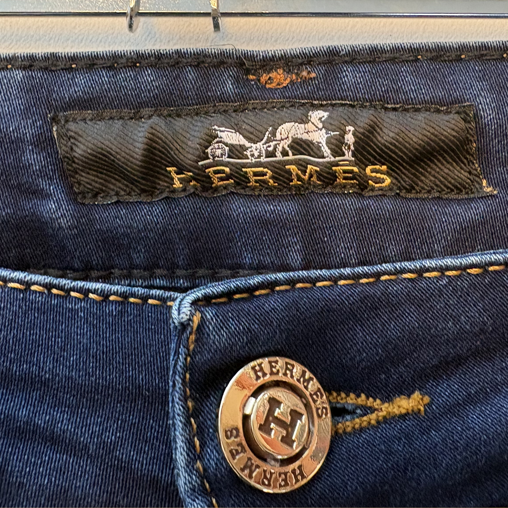 2000-2010'erne Mørkeblå Indigo Jeans med Hermès-inspirerede Detaljer og Guldfarvet Metalknap, Tilstand- Vintage Guld