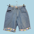 1990'erne Vintage BHS Floral Denim Shorts (Made in Britain) – Str. M/L - tilstand vintage sølskatte