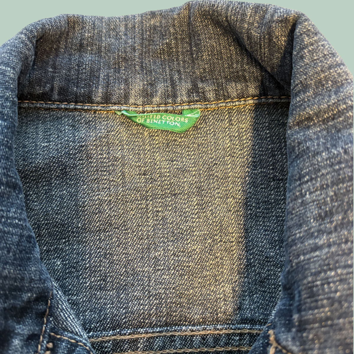 2000'erne Vintage United Colors of Benetton Denimjakke – Mørk Blå Wash (Y2K)-Tilstand- Rå Diamant