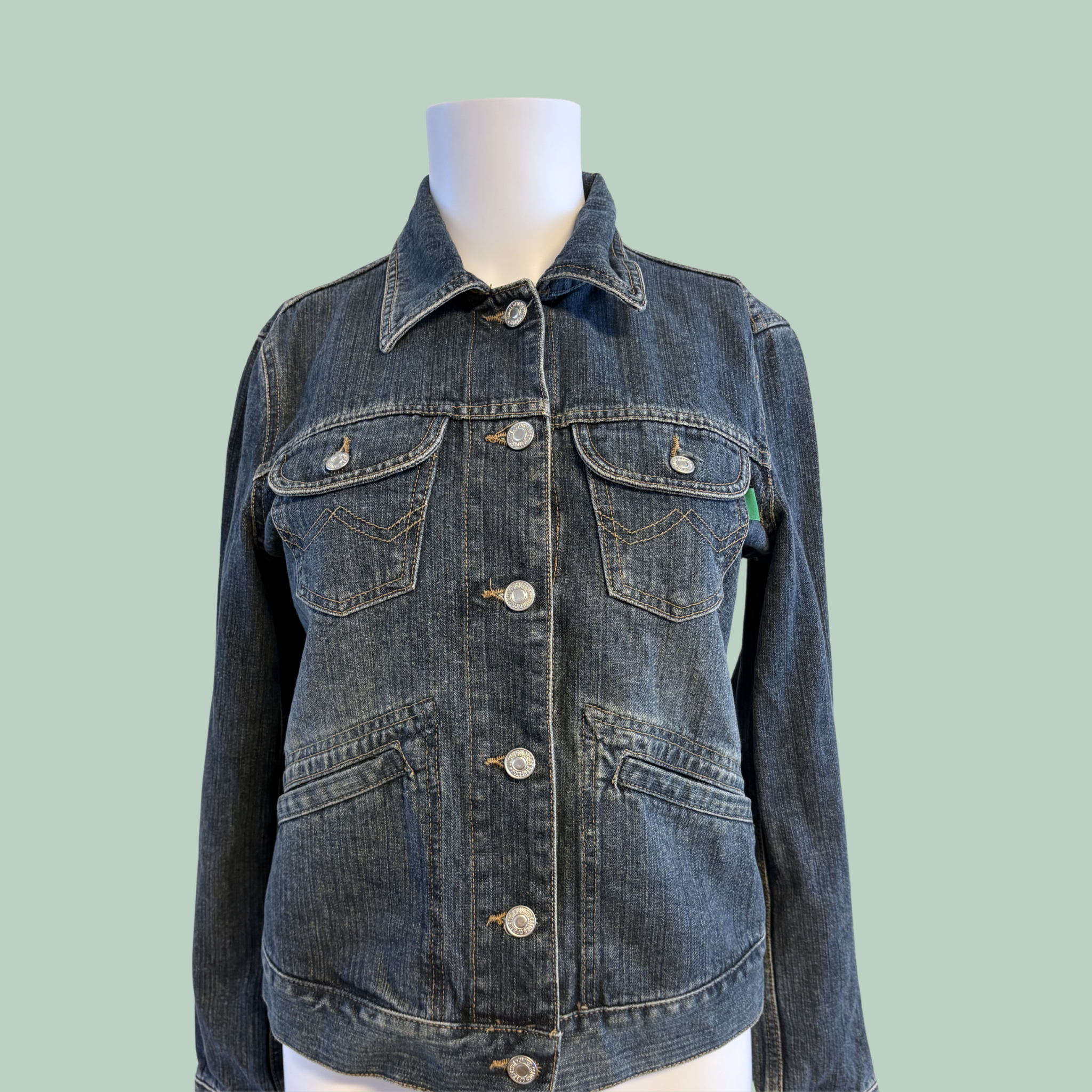 2000'erne Vintage United Colors of Benetton Denimjakke – Mørk Blå Wash (Y2K)-Tilstand- Rå Diamant