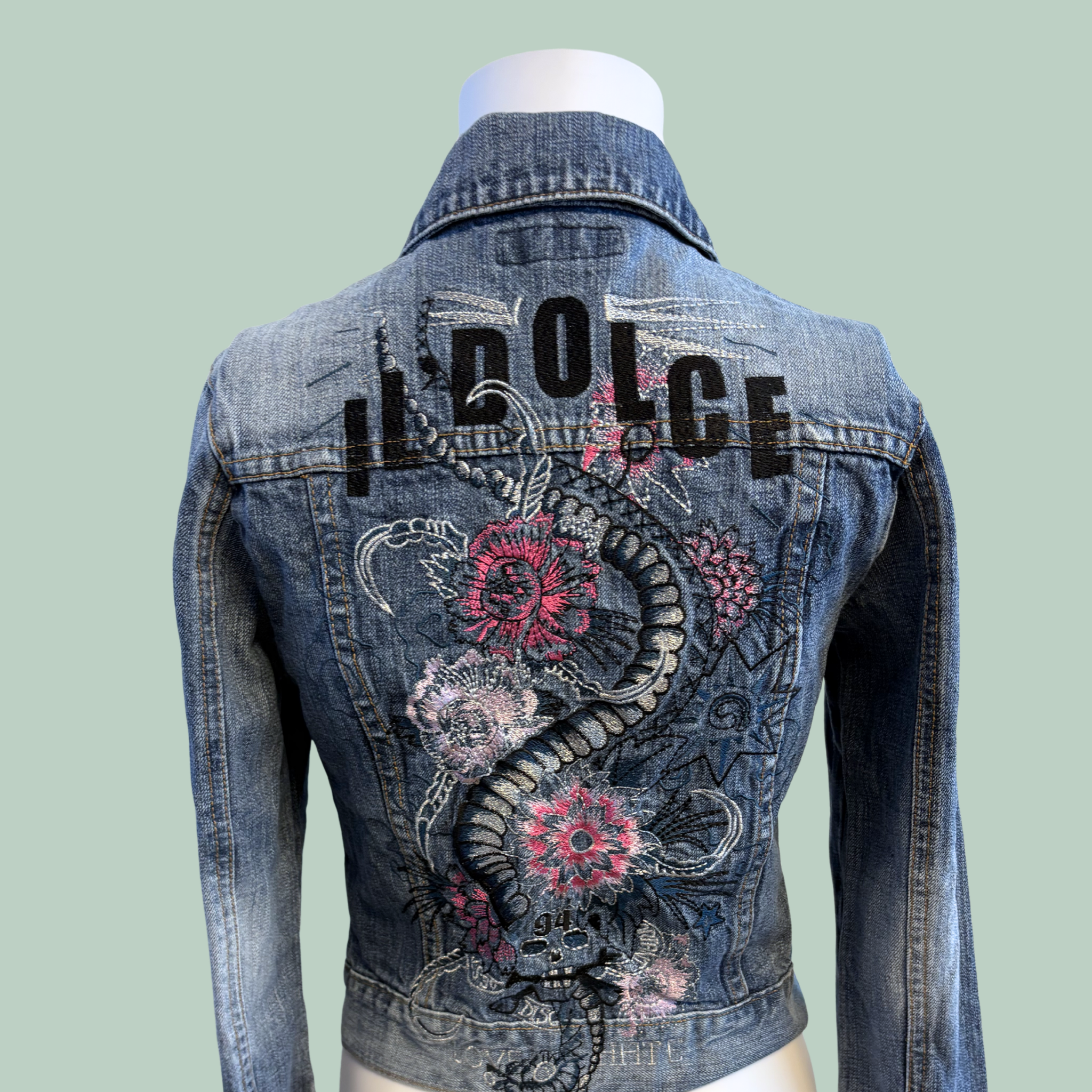 2000' erne, Vintage IL’DOLCE Embroidered “Tattoo Style” Denim Jacket-Tilstand-Rå Diamant