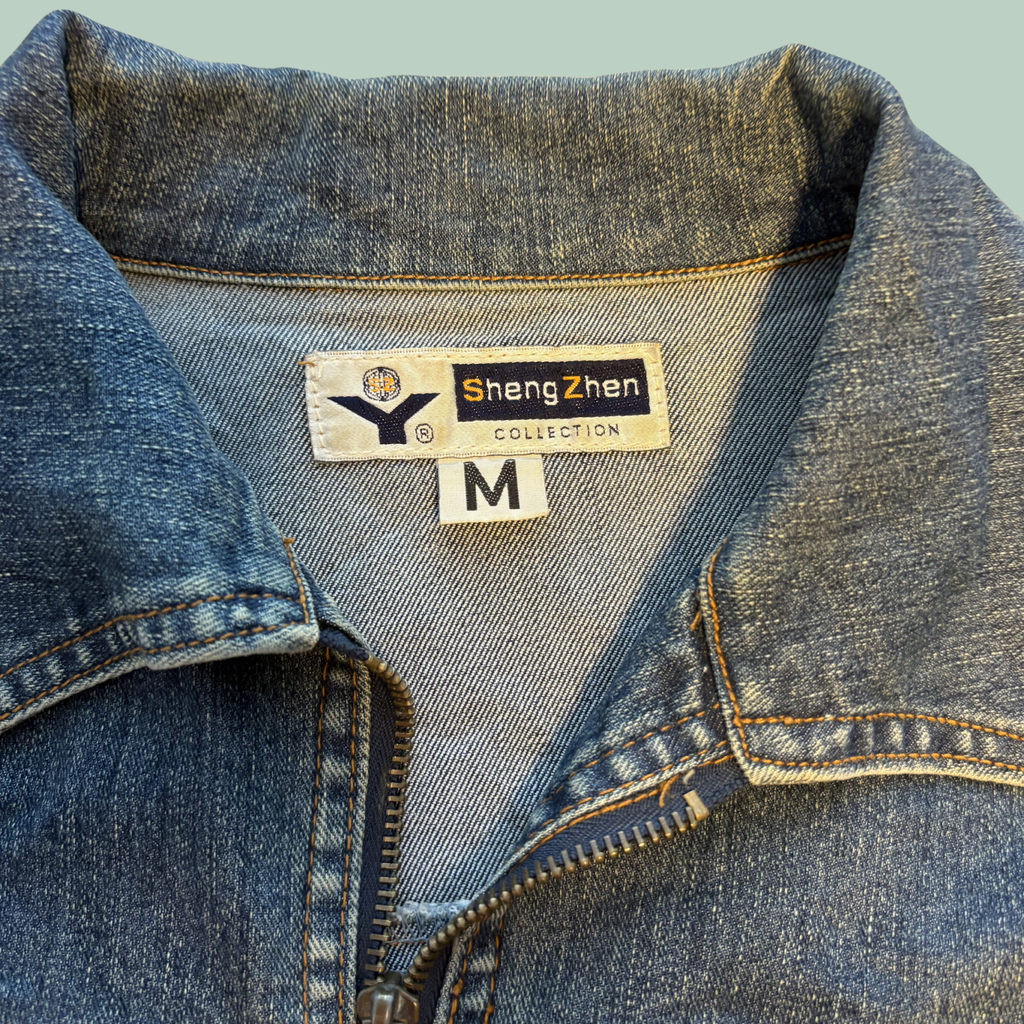 2000’erne Sheng Zhen Vintage Y2K Fitted Denimjakke med Lynlås  (Tilstand- Rå diamant)