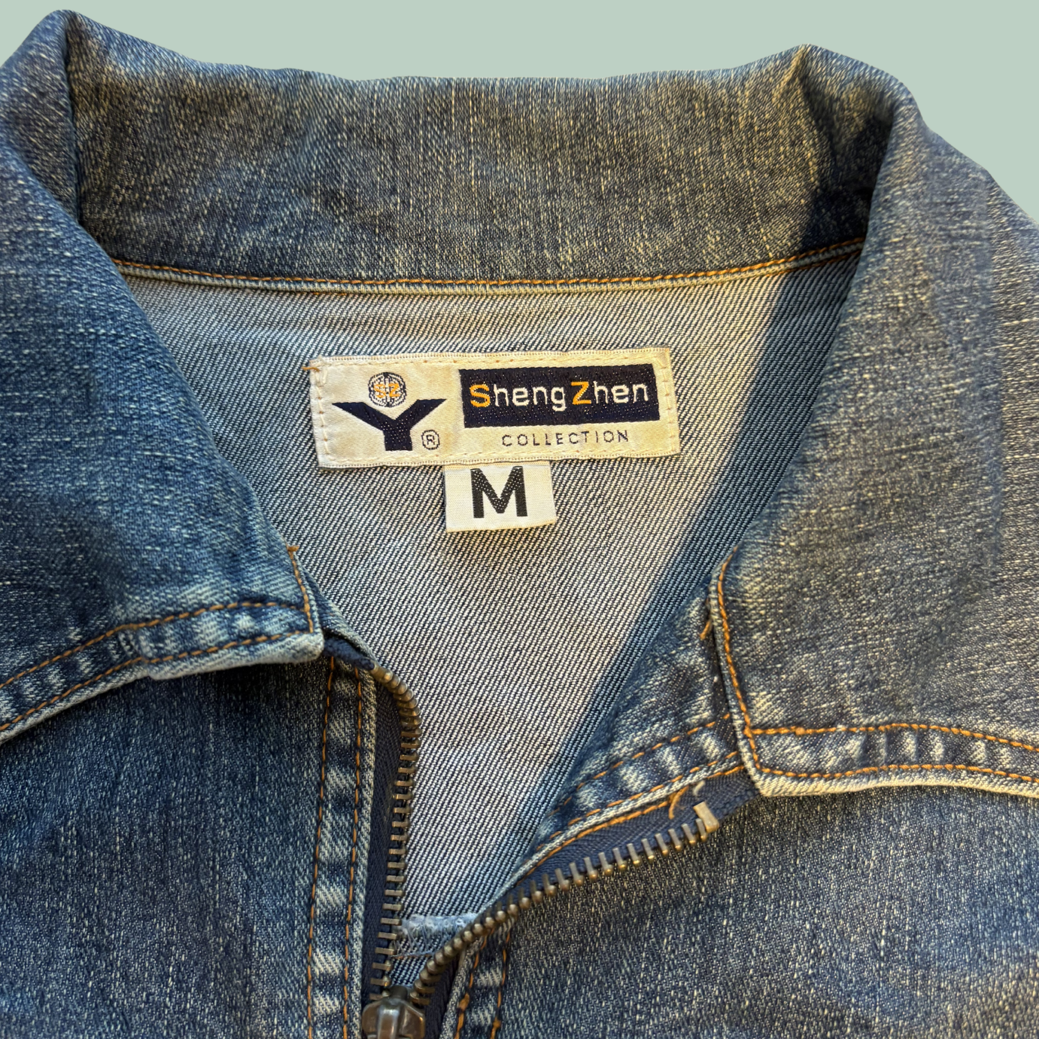 2000’erne Sheng Zhen Vintage Y2K Fitted Denimjakke med Lynlås  (Tilstand- Rå diamant)
