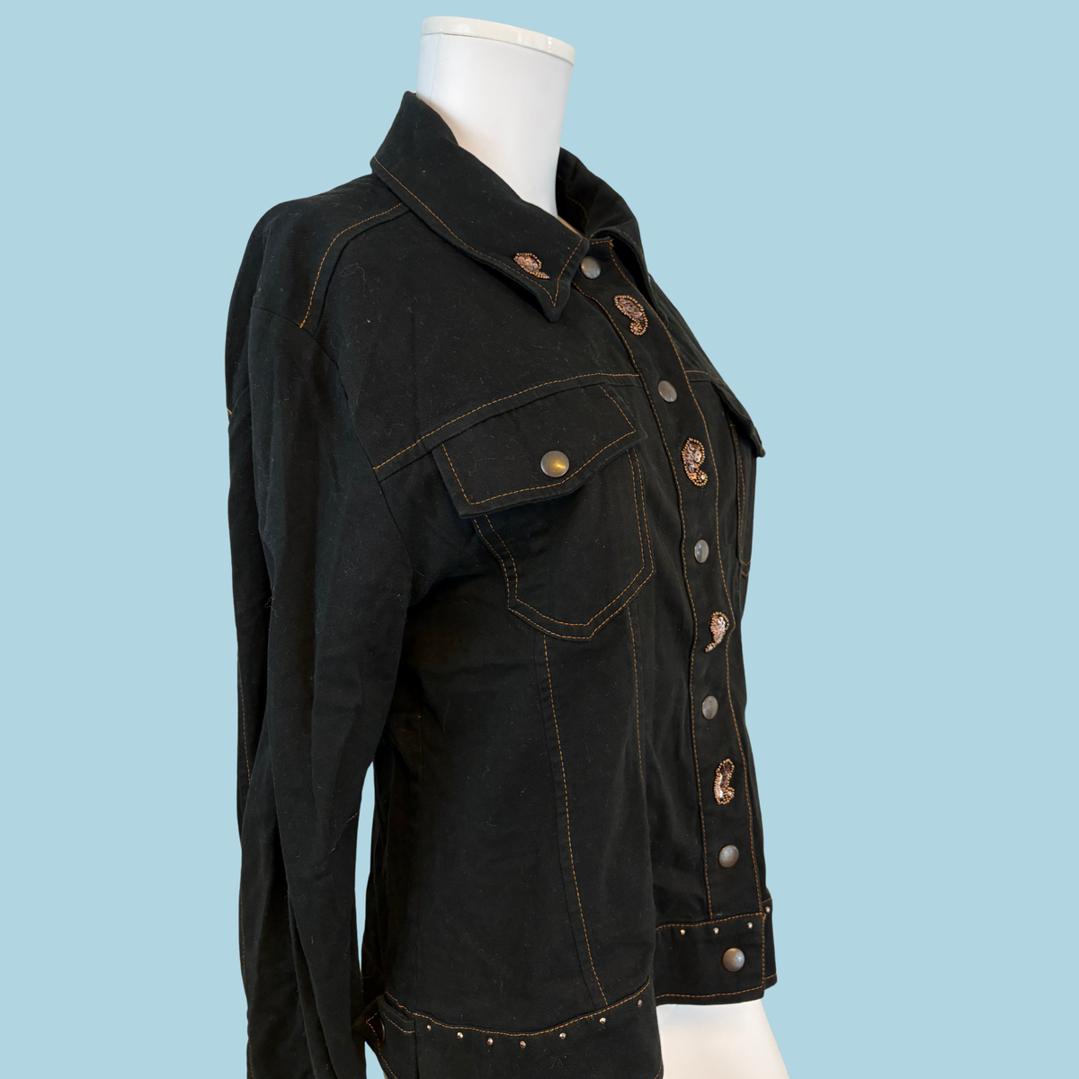 1990' erne, Vintage "Made in Italy" Sort Denimjakke med Paisley-detaljer & Nitter (Str. 44/48) - tilstand Vintage Sølvskatte