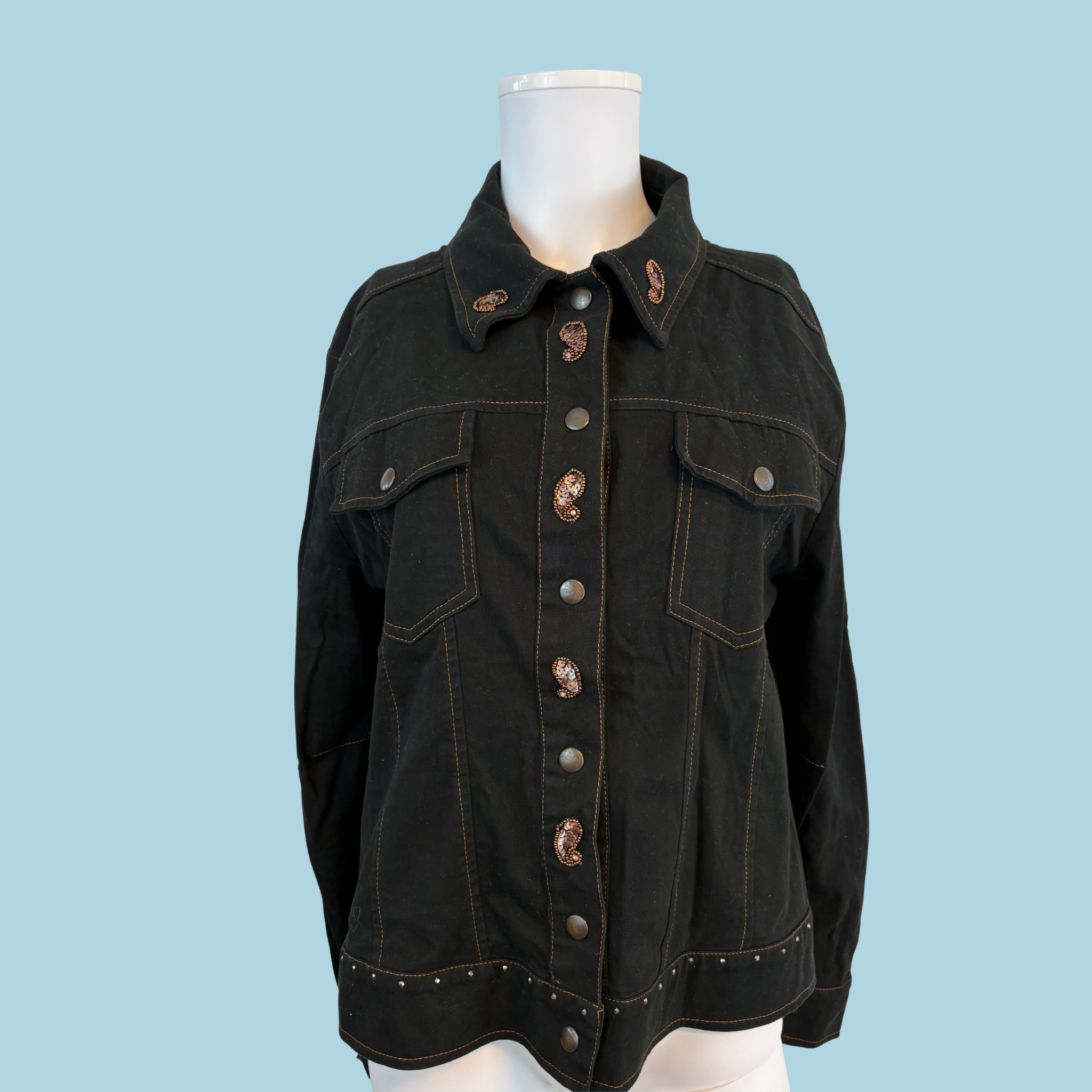 1990' erne, Vintage "Made in Italy" Sort Denimjakke med Paisley-detaljer & Nitter (Str. 44/48) - tilstand Vintage Sølvskatte