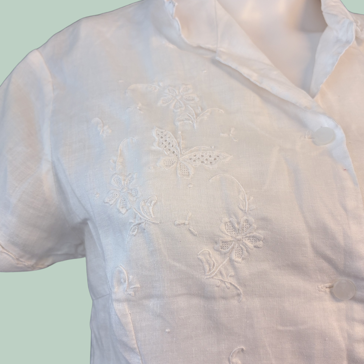 1980'erne Vintage Oriental Hørskjorte m. Sommerfuglebroderi & Muslingekanter, str. S-M, Tilstand Vintage Rå Diamant